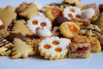 Plätzchen und Kekse, reiche Auswahl, bunte Mischung