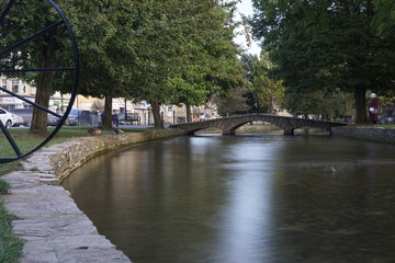 Brücke über glattes Wasser