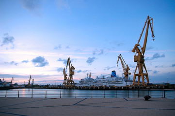 gruas para reparar barcos en la bahia de Cadiz capital, Andalucia. España. Europa