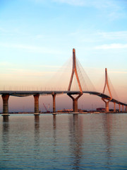 atardecer en el Puente de la Constitución, llamado La Pepa, en la bahía de Cádiz, Andalucía. España