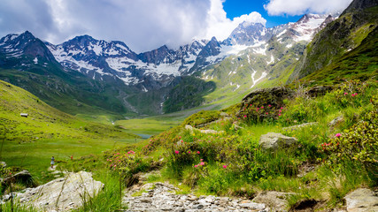 Weg zum Seebersee vor den Ötztaler Alpen