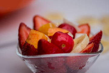 The fruit salat prepared in the glass bowl