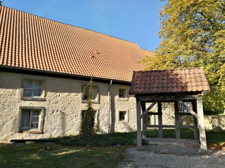 Alte Stallungen im Sommer bei Sonnenschein von Schloß Brake, einem Wasserschloss mit...