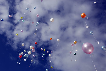 Viele bunte Luftballons mit Briefen, blauer Himmel, Glückwunschkarten für Hochzeit.