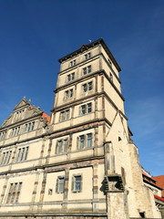 Schloß Brake, ein Wasserschloss mit Weserrenaissance Museum, vor blauem Himmel im Sommer bei...