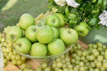 Frutas verdes, maçã e uvas