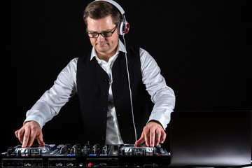DJ mischt Musik am Mischpult, Copyspace rechts