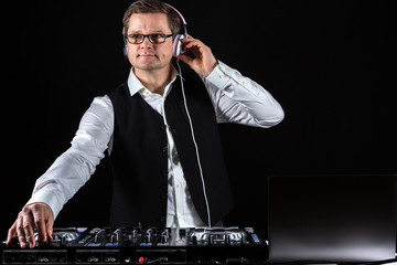 DJ mischt Musik am Mischpult, Copyspace rechts