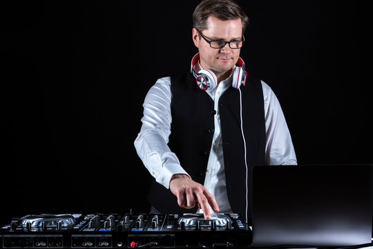 dj Pult – royaltyfrie bilder, grafikkfiler, vektorbilder og dj Pult – royaltyfrie bilder, grafikkfiler, vektorbilder og