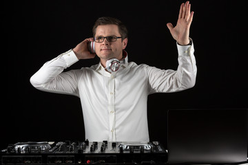 DJ im weißen Hemd macht Party am Mischpult