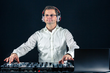DJ spielt seine Playlists und mischt die Tracks mit einem Mischpult