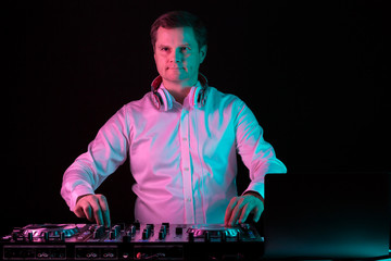 DJ legt zur festlichen rot grün Beleuchtung Musik auf