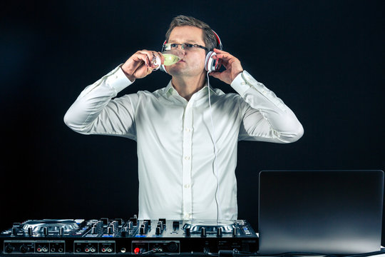dj Pult – royaltyfrie bilder, grafikkfiler, vektorbilder og dj Pult – royaltyfrie bilder, grafikkfiler, vektorbilder og
