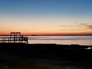 Pôr do sol em pier na praia