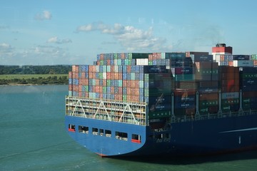 großes containerschiff