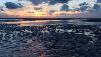 Obraz premium Coucher de soleil sur une plage de la cote d'Opale