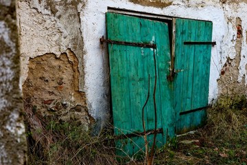 Alte kaputte Tür in einer Ruine