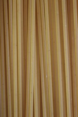 ungekochte spaghetti als nahaufnahme