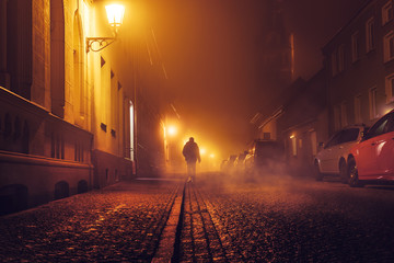 Neblige Straße bei Nacht