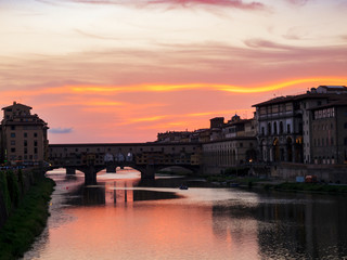 Obraz premium Beautiful summer sunset over Arno River and Ponte Vecchio in Florence, Italy