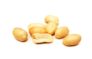 Fototapeta na wymiar Fresh peanuts snack isolated on white background