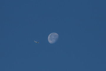 Mond und Flugzeug