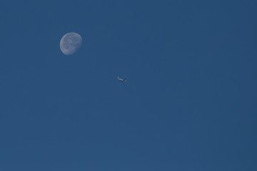 Mond und Flugzeug