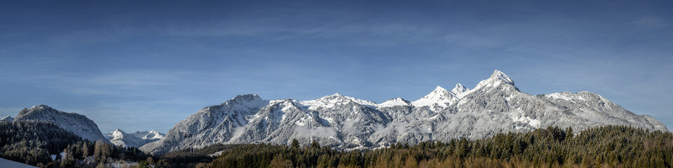 Fototapeta na wymiar panorama of mountain chain hahnenkamm in reutte tirol at winter
