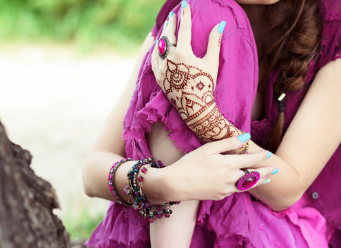 accessories hippie on hands mehendi bracelets rings on hands girls boho style lifestyle freedom fashion india bride accessories beach nature