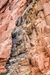 Porphyrfelsen von Arbatax - Rote Felsen auf Sardinien - Detail der Gesteinsschichten