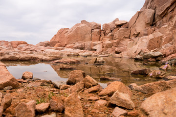 Arbatax - Rote Felsen auf Sardinien - Spiegelung im Wasser