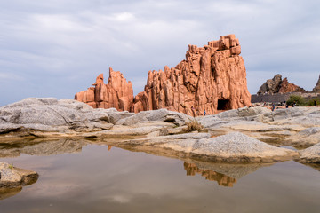 Fototapeta na wymiar Porphyrfelsen von Arbatax - mit Wasserspiegelung im Vordergrund
