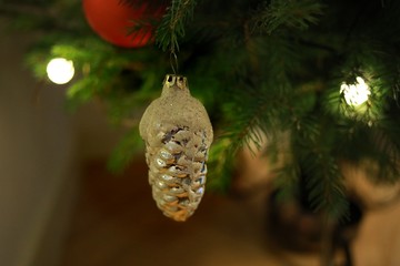 srebrna bombka na choince © sandrqa