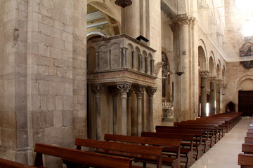 Cattedrale di Barletta: navata centrale con pulpito romanico