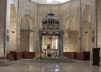 Cattedrale di Barletta: presbiterio con altare e ciborio romanico