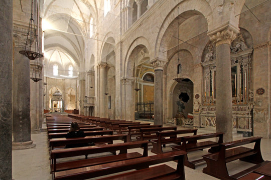 Cattedrale di Barletta; la navata centrale