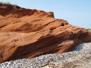 rocher rouge au bord de plage