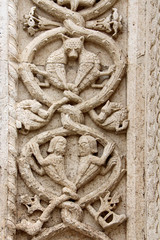 Cattedrale di Bitetto; decorazione con tralci e figure fantastiche sullo stipite del portale principale