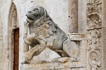 Cattedrale di Bitetto; leone stiloforo in lotta con un serpente
