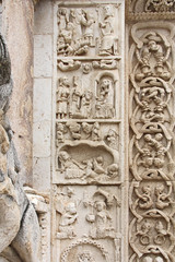 episodi dell'infanzia di Gesù; rilievi su uno stipite del portale principale della Cattedrale di Bitetto