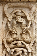 Cattedrale di Bitetto  decorazione con tralci e figure fantastiche sullo stipite del portale principale © gabriffaldi