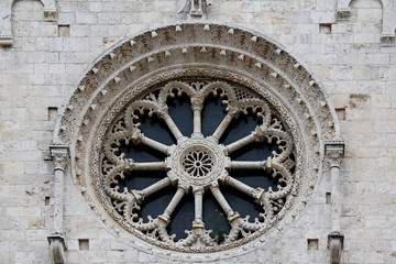 Cattedrale di Bitetto; il grande rosone in facciata