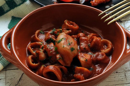 Loligo vulgaris Calamari al sugo ft81027903