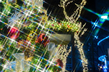 クリスマスツリーと夜の街並み　クリスマスイメージ　