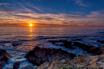 Obraz premium Sunset Along the Rocky Shoreline
