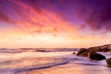 Naklejka premium Pink and purple Sunset at Beach