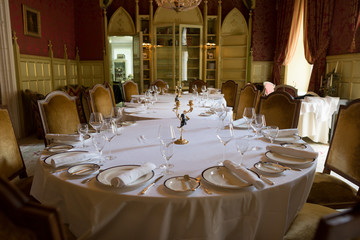 Fototapeta na wymiar Expensive and beautiful table setting in luxury restaurants
