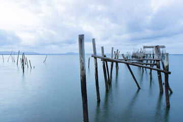 Naklejka premium cais palafítico velho em tons de azul