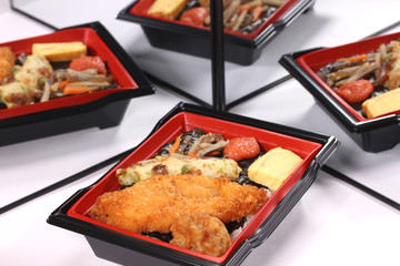 鏡に映る海苔弁当
