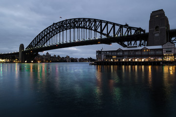 Obraz na płótnie Canvas sydney harbour bridge at dawn